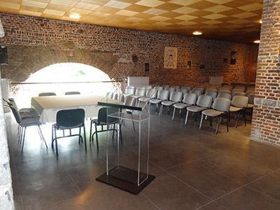 De zaal met glaswand